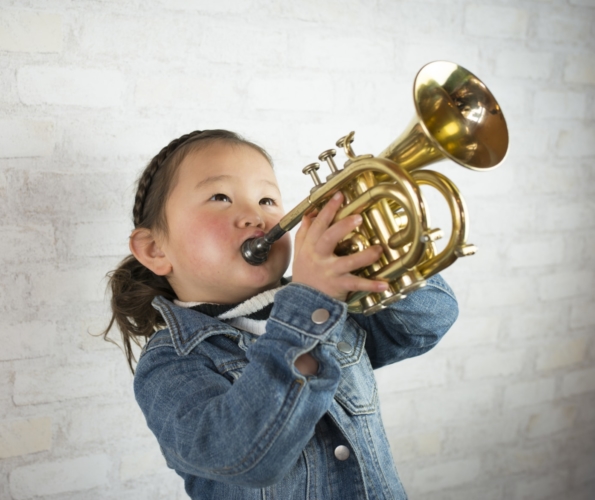 shutterstock_trompetmeisje klein
